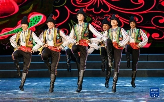 7月21日，哈薩克斯坦薩爾塔納國(guó)家舞蹈團(tuán)的演員在演出。