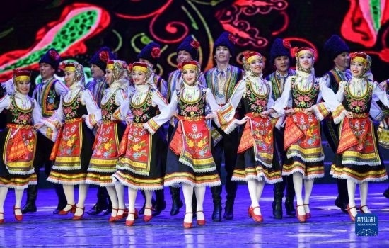 7月21日，哈薩克斯坦薩爾塔納國(guó)家舞蹈團(tuán)的演員在演出。