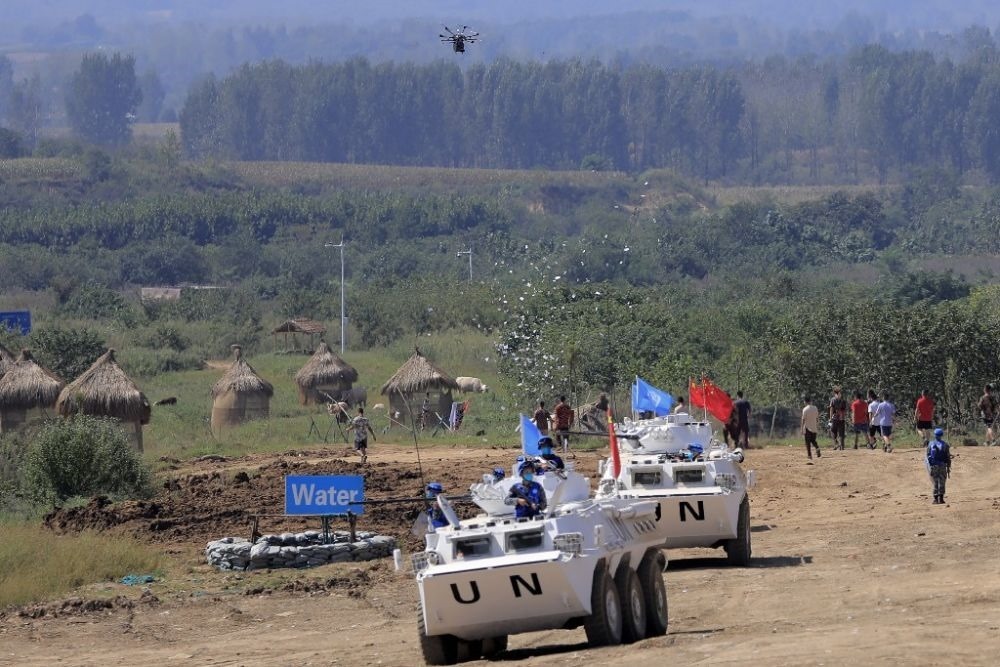 ↑2021年9月15日，在“共同命運(yùn)-2021”國際維和實(shí)兵演習(xí)綜合演練中，維和分隊(duì)采用無人機(jī)拋撒傳單宣傳和平理念。新華社記者 劉芳 攝