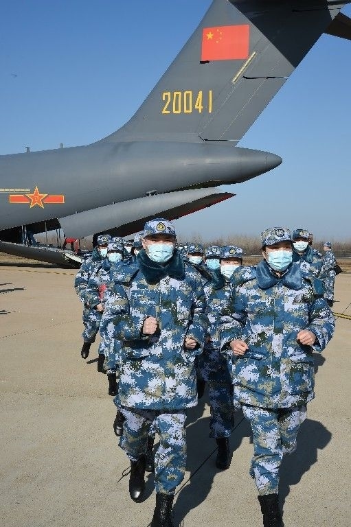 ↑2020年2月17日，一批軍隊(duì)支援湖北醫(yī)療隊(duì)員抵達(dá)武漢天河機(jī)場。新華社記者 黎云 攝