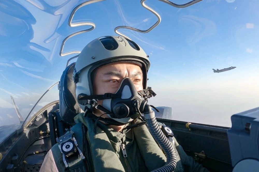 ↑全國人大代表、“強(qiáng)軍先鋒飛行大隊(duì)”大隊(duì)長高中強(qiáng)進(jìn)行編隊(duì)飛行訓(xùn)練（2023年2月9日攝）。新華社發(fā)（姜皓元 攝）