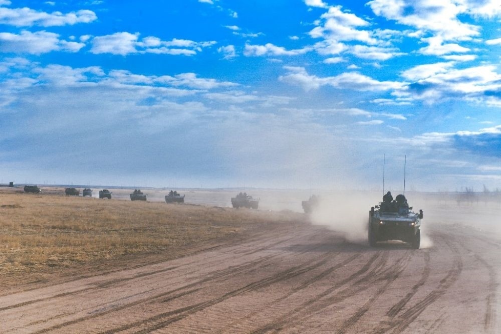 ↑陸軍第81集團(tuán)軍某旅“松骨峰特功連”隨所在營進(jìn)行長途機(jī)動(dòng)（2022年4月12日攝）。新華社發(fā)（李乃超 攝）