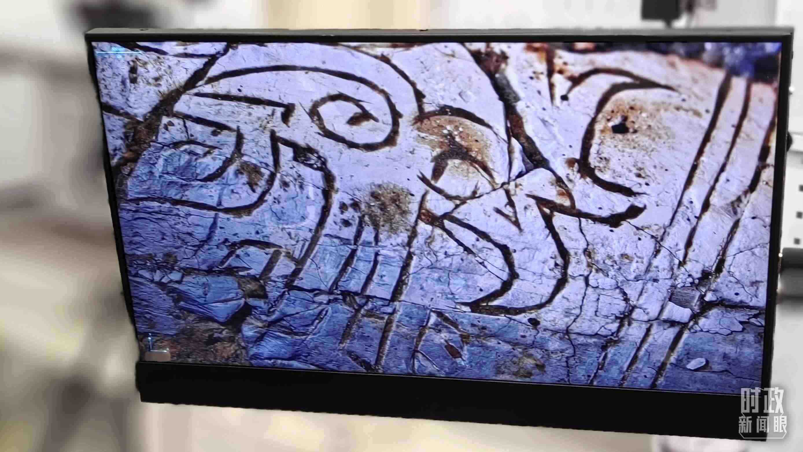 △顯微鏡下，三星堆文物的紋路清晰可見。（總臺央視記者王萌萌拍攝）