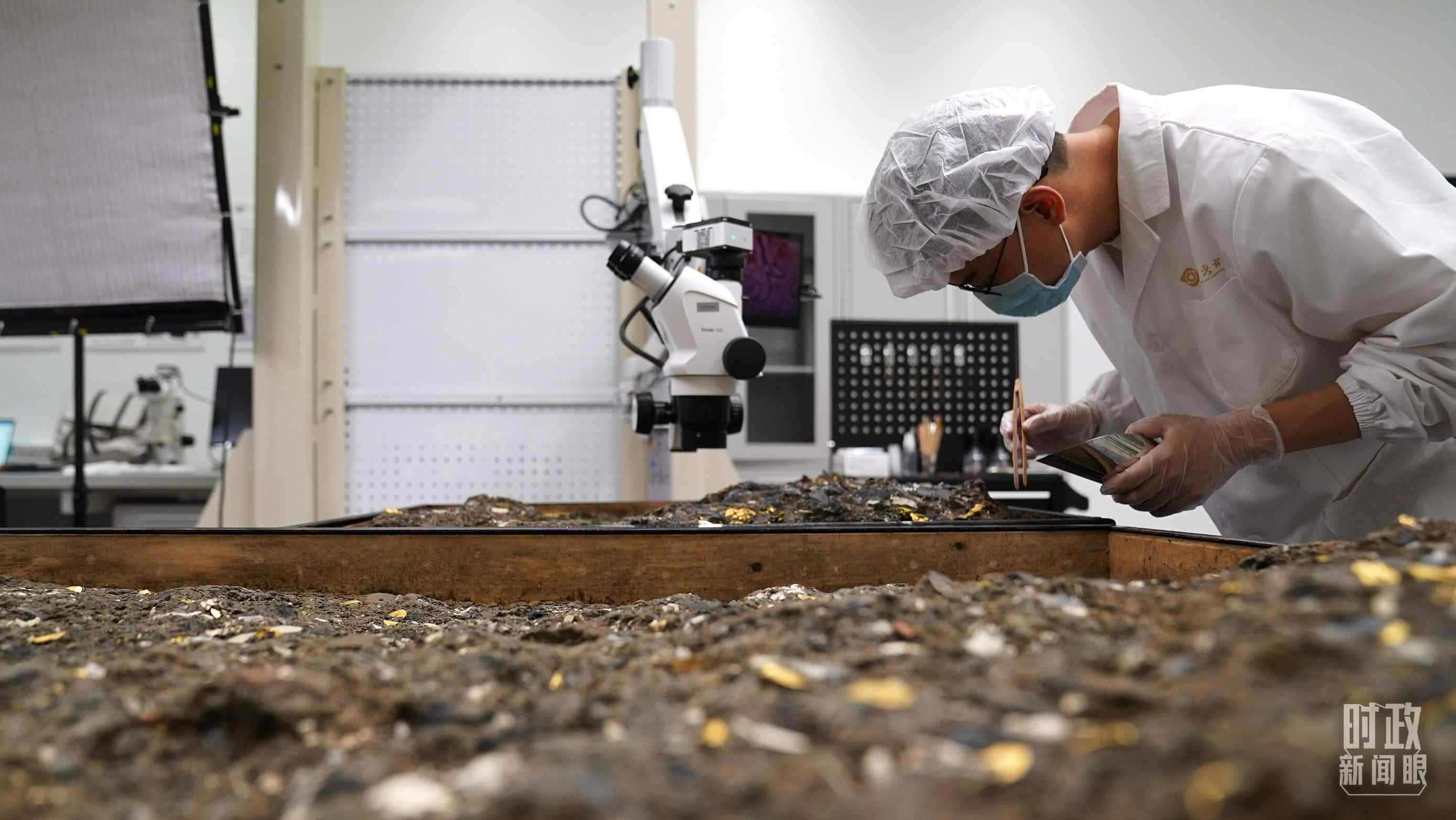 △工作中的三星堆文保人員。（總臺國廣記者李晉拍攝）