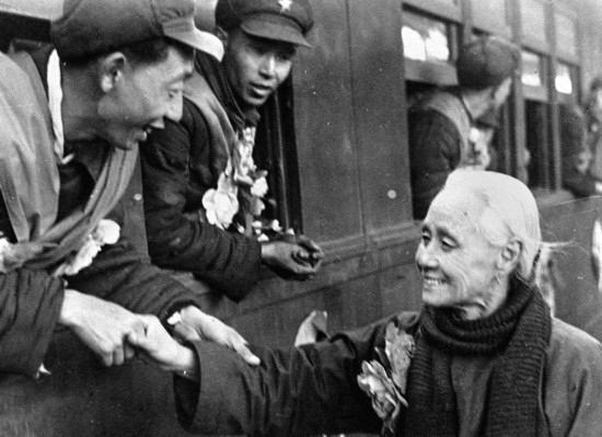 全國的鐵路工人們，一批批地志愿前往朝鮮前線工作，這是隴海路的鐵路工人魏志杰在臨行時和他母親告別的情形。新華社發(fā)（資料照片）