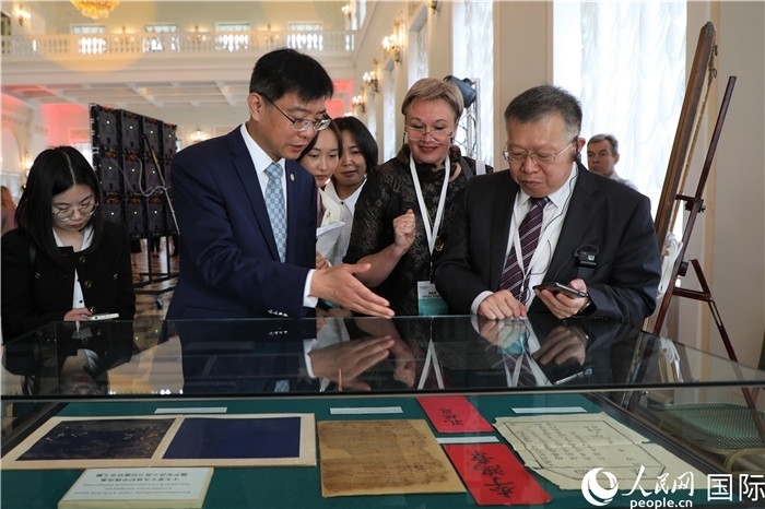 中俄圖書館論壇嘉賓共同參觀由俄羅斯國(guó)立列寧圖書館舉辦的館藏中國(guó)古籍善本圖書展。人民網(wǎng)記者 隋鑫攝）