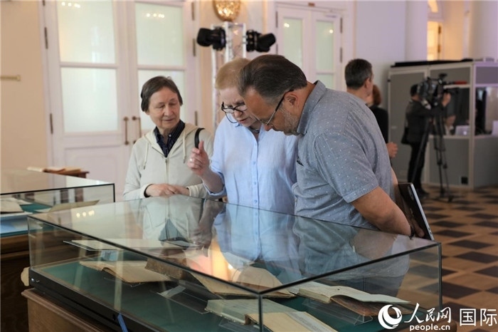 中俄圖書館論壇嘉賓共同參觀由俄羅斯國(guó)立列寧圖書館舉辦的館藏中國(guó)古籍善本圖書展。人民網(wǎng)記者 隋鑫攝