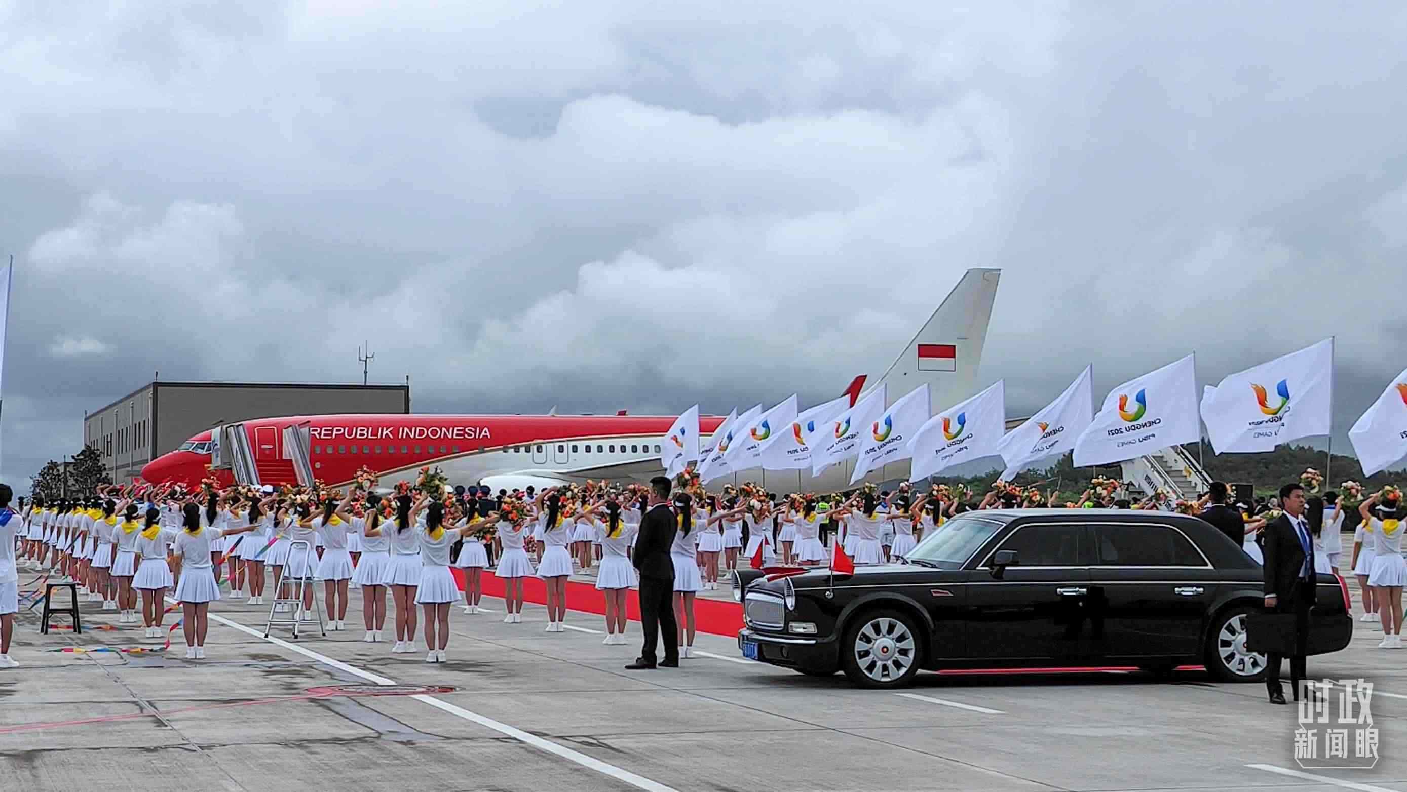 7月27日下午，印尼總統(tǒng)佐科抵達成都。（總臺央視記者王子杭拍攝）
