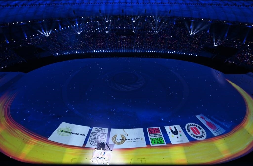 7月28日，國際大學(xué)生體育聯(lián)合會會旗在開幕式上入場。新華社記者劉磊攝