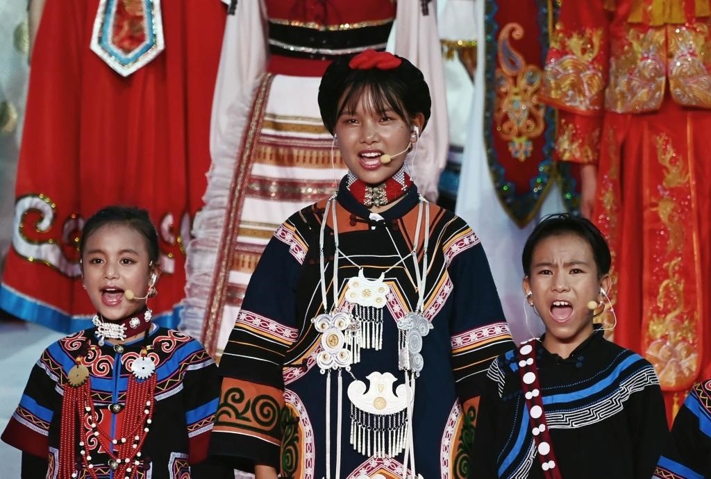 7月28日，吉好有果（中）在開幕式上表演。新華社記者陳澤國攝