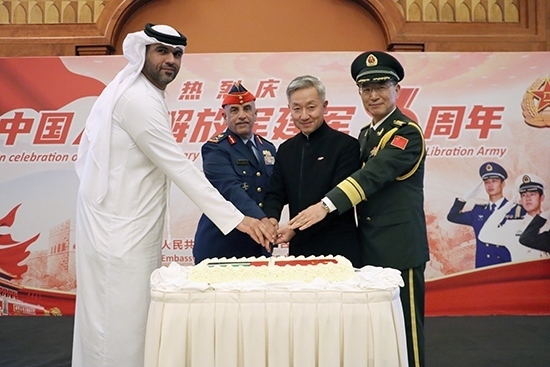 圖為招待會(huì)上中阿嘉賓合影。中國(guó)駐阿聯(lián)酋大使館供圖