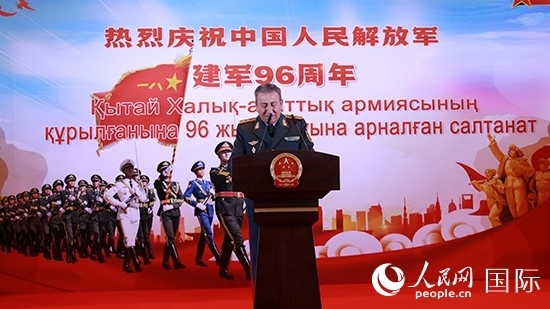 哈國(guó)防部副部長(zhǎng)卡馬列特季諾夫中將發(fā)表致辭。人民網(wǎng)記者 李強(qiáng)攝