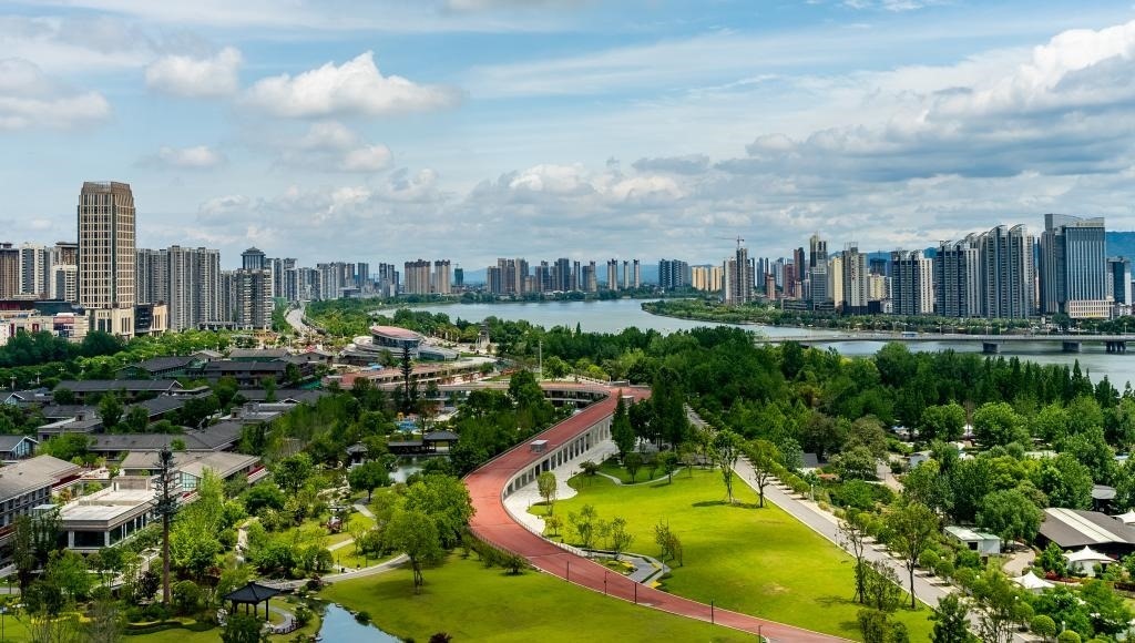 4月30日拍攝的天漢濕地公園景色。新華社發(fā)（李偉 攝）