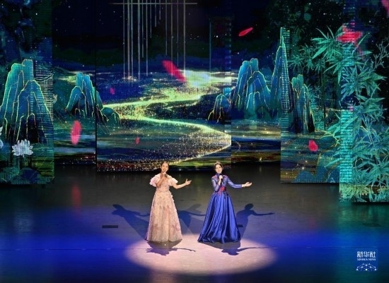 7月29日，演員在聯(lián)歡會(huì)現(xiàn)場(chǎng)演唱。新華社記者 蔡湘鑫 攝