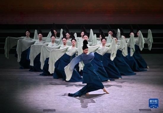 7月29日，演員在聯(lián)歡會(huì)現(xiàn)場(chǎng)表演《只此青綠》。新華社記者 蔡湘鑫 攝