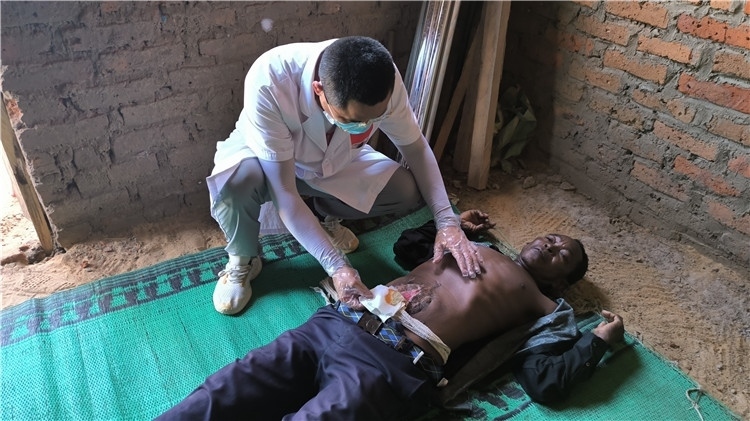 圖為南昌大學第二附屬醫(yī)院胃腸外科主治醫(yī)師周智勇檢查切口疝患者。中國駐乍得醫(yī)療隊供圖