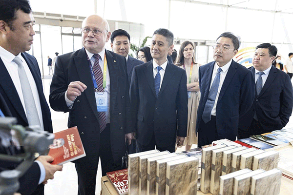 與會嘉賓參觀主題書展。人民畫報(bào)社供圖