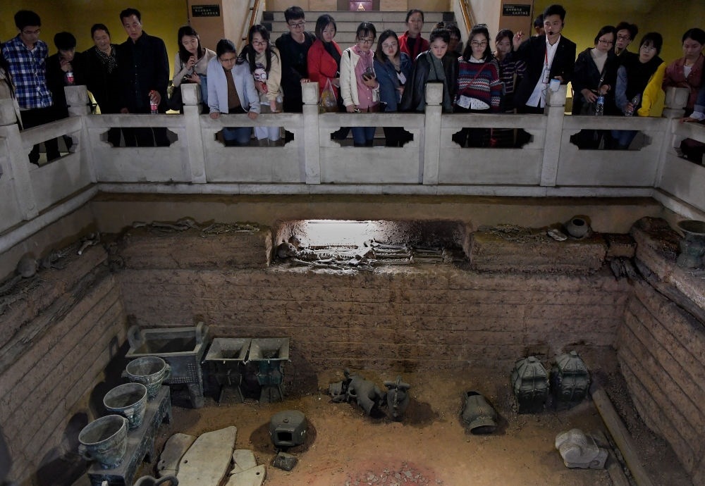 游客在河南安陽殷墟宮殿宗廟遺址內(nèi)的婦好墓參觀（2018年10月12日攝）。新華社記者 李安 攝