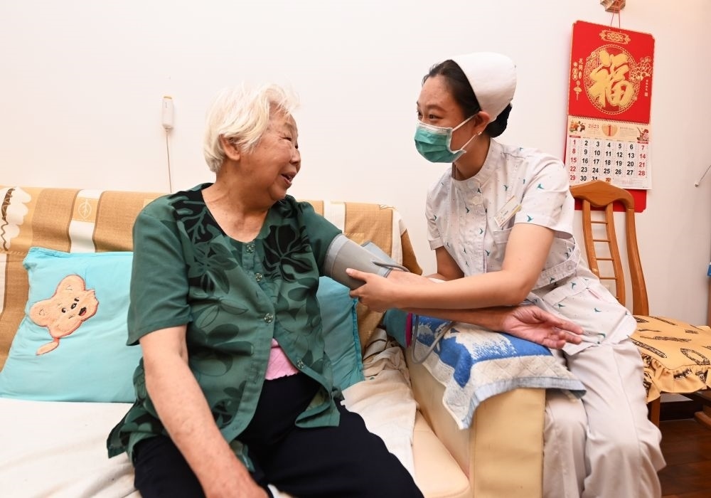 河北廊坊三河市燕達金色年華健康養(yǎng)護中心醫(yī)務人員為入住老人測量血壓（2023年7月20日攝）。新華社記者 朱旭東 攝