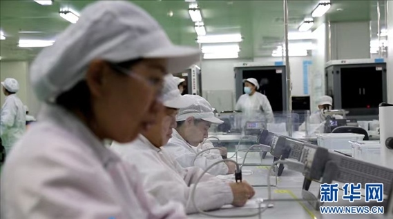 工人在大連達(dá)利凱普科技股份公司生產(chǎn)車間工作。新華網(wǎng)發(fā)