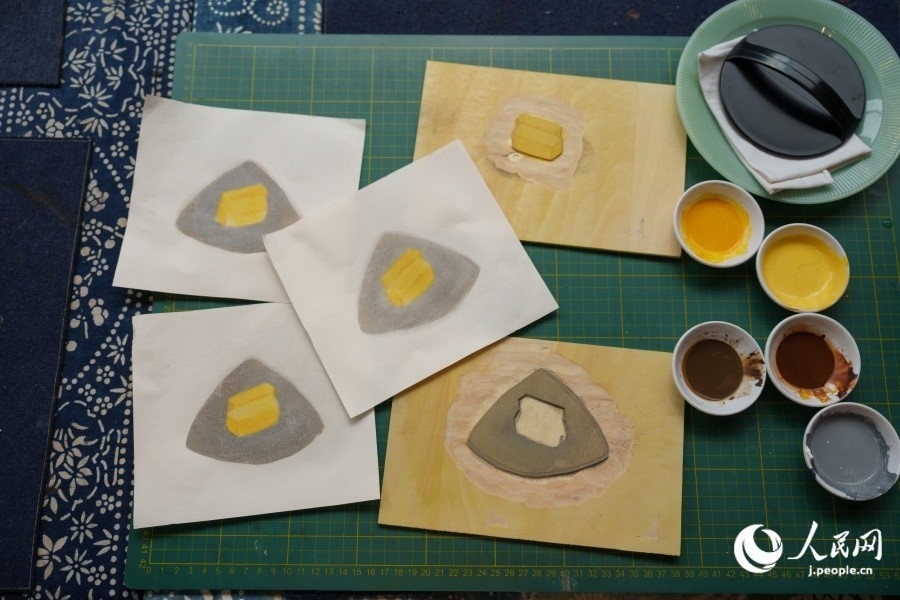 圖為丁未堂創(chuàng)作的木版畫(huà)及木版。人民網(wǎng)記者 張若涵攝