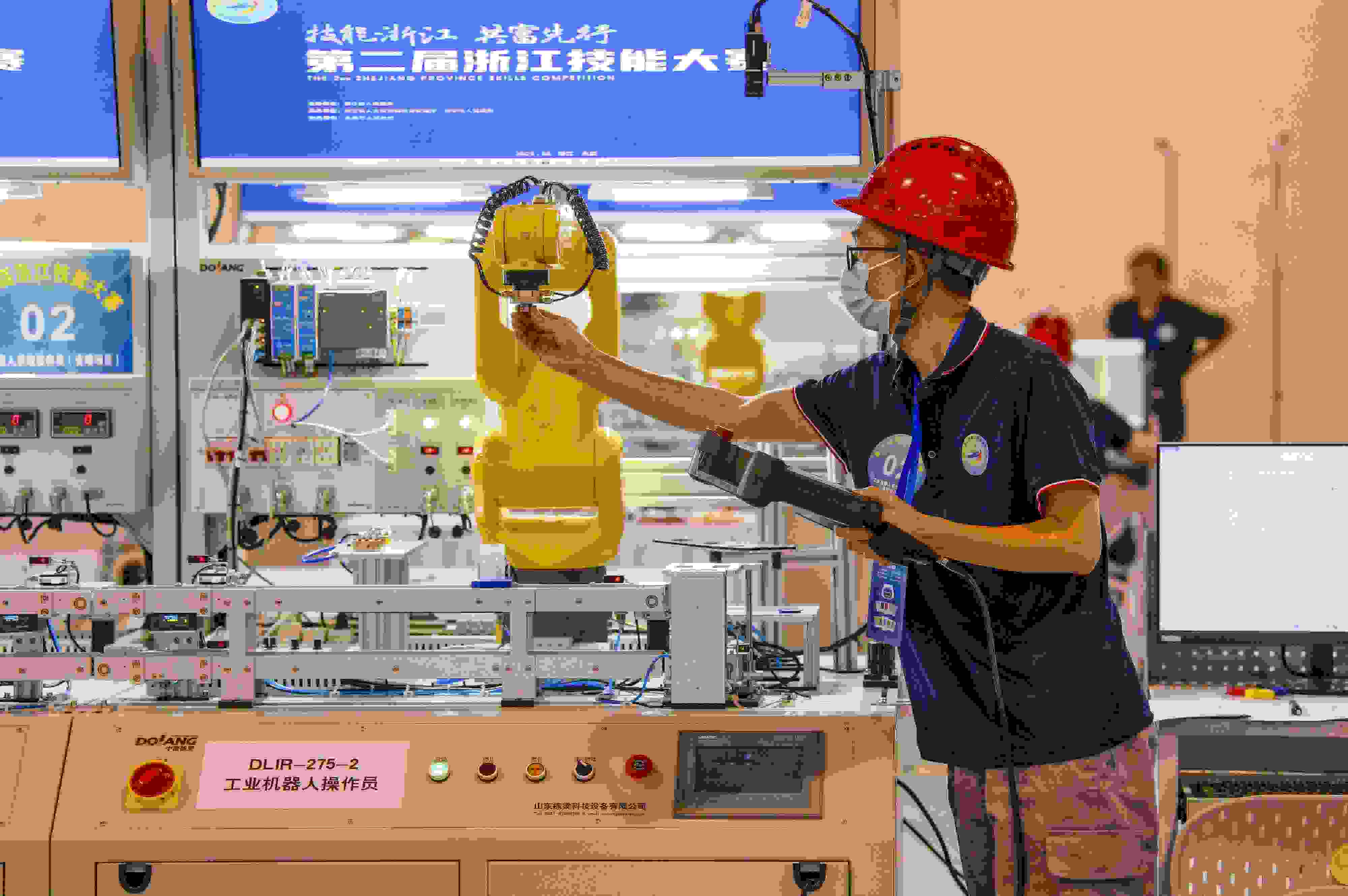 2023年6月19日，第二屆浙江技能大賽在永康市國(guó)際會(huì)展中心舉行。參賽選手在進(jìn)行工業(yè)機(jī)器人系統(tǒng)操作員項(xiàng)目比賽。