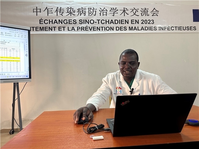 圖為中乍友誼醫(yī)院兒科護(hù)士長穆罕默德·阿米勒·阿里授課。中國援乍得醫(yī)療隊(duì)供圖