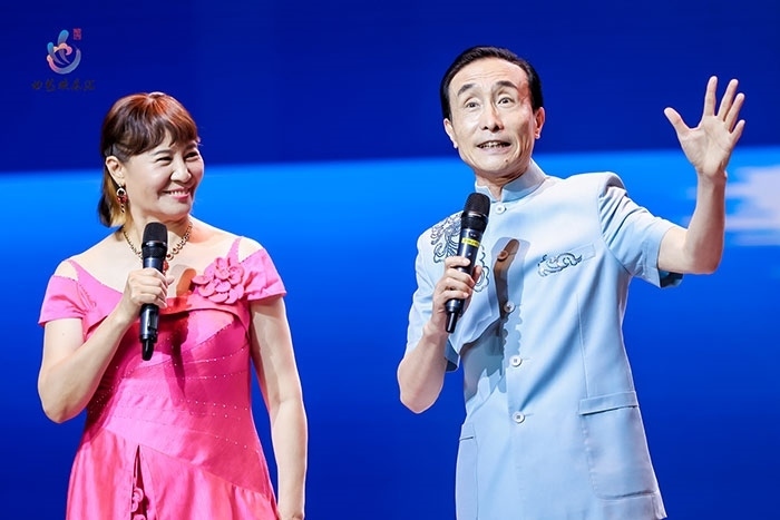 小品表演藝術(shù)家鞏漢林、金珠在演出現(xiàn)場。主辦方供圖