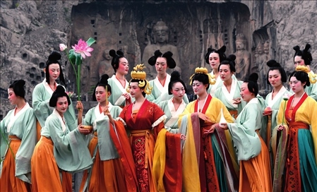 演員在洛陽龍門石窟景區(qū)禮佛臺演繹《文昭皇后禮佛圖》(2021年4月25日攝)李安攝 / 本刊