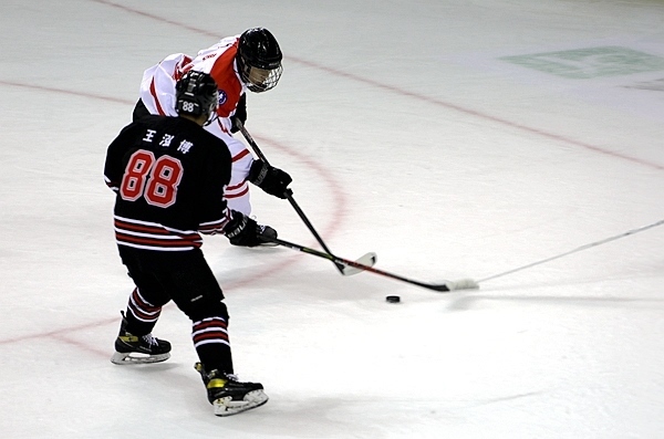 陜西隊(duì)球員馬思成與黑龍江隊(duì)球員王泓博爭(zhēng)搶。人民網(wǎng)記者 胡雪蓉?cái)z