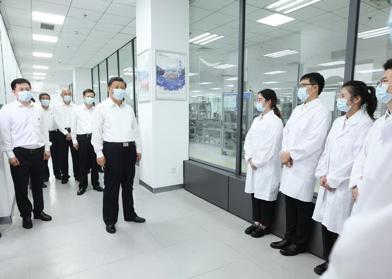 2023年7月6日，習(xí)近平總書(shū)記在江蘇南京市考察南瑞集團(tuán)有限公司，同年輕研發(fā)人員親切交流。