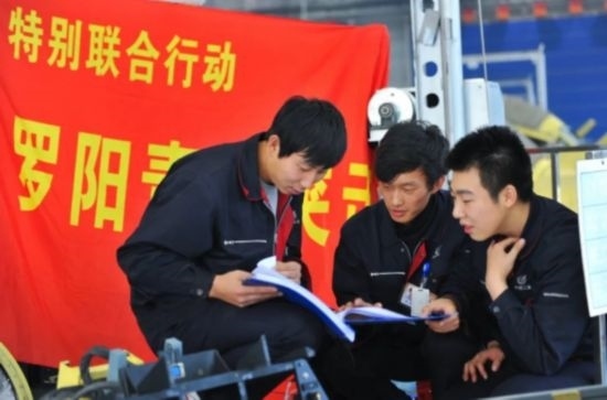 在工作中的“羅陽(yáng)青年突擊隊(duì)”隊(duì)員。航空工業(yè)沈飛供圖