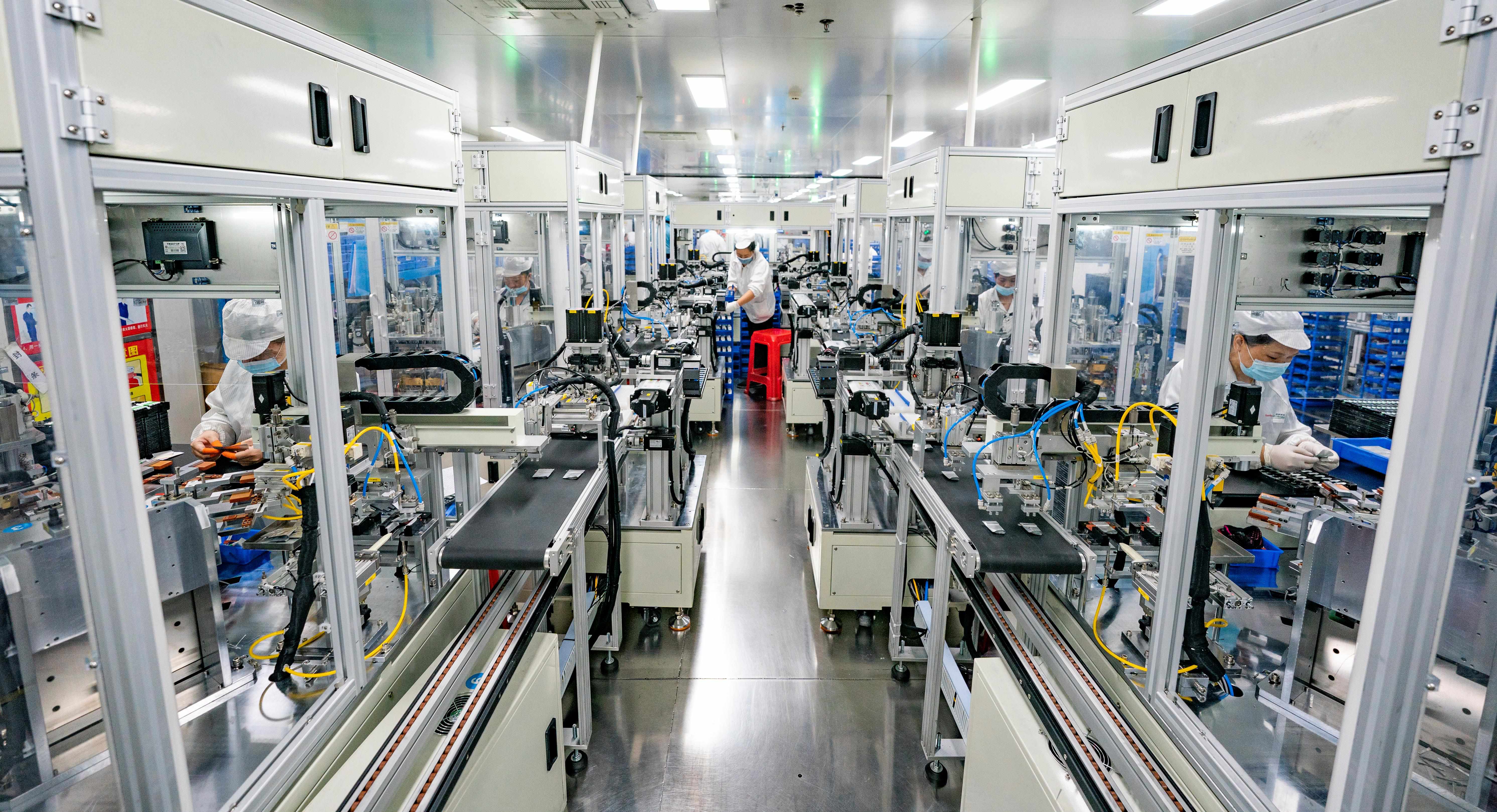 2023年5月17日，江西新余一家電子公司生產(chǎn)車間內(nèi)，技術(shù)工人在鋰電池生產(chǎn)線忙于趕制訂單產(chǎn)品。