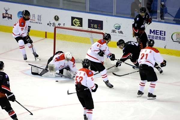 門前混戰(zhàn)。人民網(wǎng)記者 胡雪蓉?cái)z