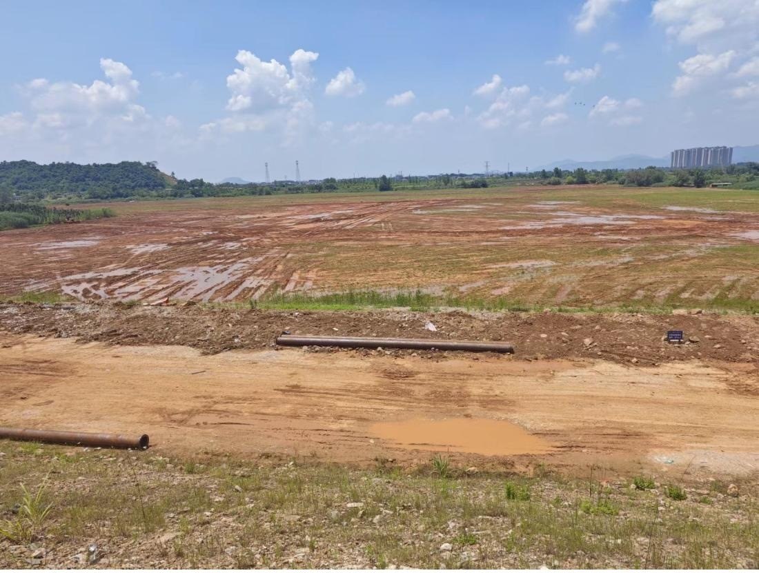 污染控制工程區(qū)域土地已被平整。 人民網(wǎng)記者 黃鈺攝