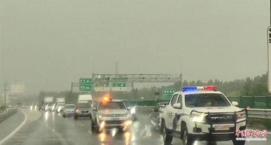 8月2日，京港澳高速，高速交警涿州大隊(duì)警車帶道引導(dǎo)救援物資車隊(duì)進(jìn)入涿州災(zāi)區(qū)。
