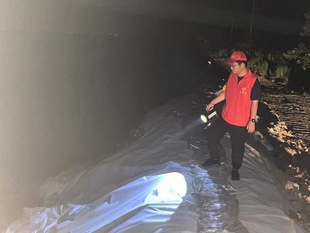 太平鎮(zhèn)干部晚上巡查南小埝。（采訪對(duì)象供圖）