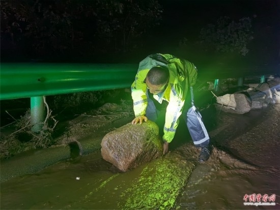 7月31日，張涿高速，高速交警涿鹿大隊(duì)民警清理山體滑坡路面落石。