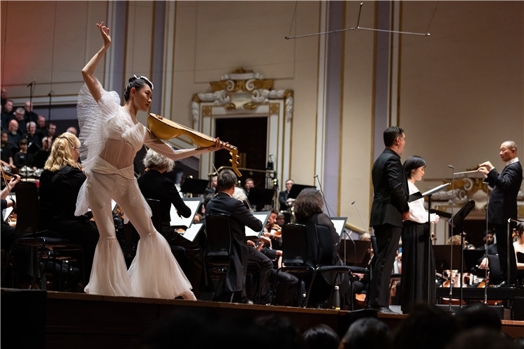 圖8月5日，2023愛丁堡國(guó)際藝術(shù)節(jié)開幕式音樂會(huì)《慈悲頌》的演出現(xiàn)場(chǎng)。藝術(shù)節(jié)組委會(huì)供圖