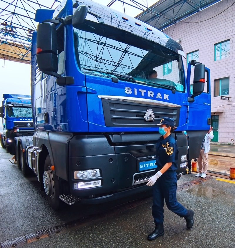 關(guān)員正在對(duì)出口車輛進(jìn)行登臨檢查。人民網(wǎng)記者 栗翹楚攝