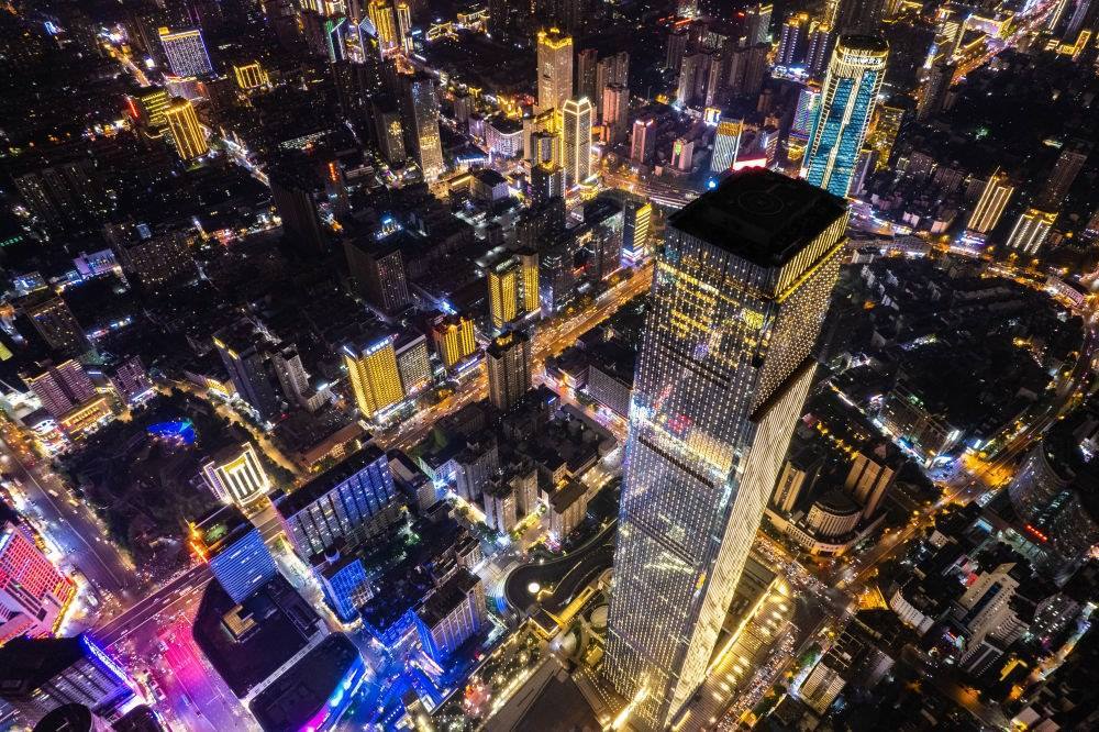 這是6月7日夜間拍攝的長(zhǎng)沙城區(qū)景色（無人機(jī)照片）。新華社記者 陳思汗 攝