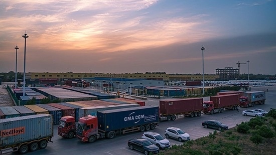 石家莊國際陸港內(nèi)整裝待發(fā)的集裝箱。 石家莊國際陸港供圖