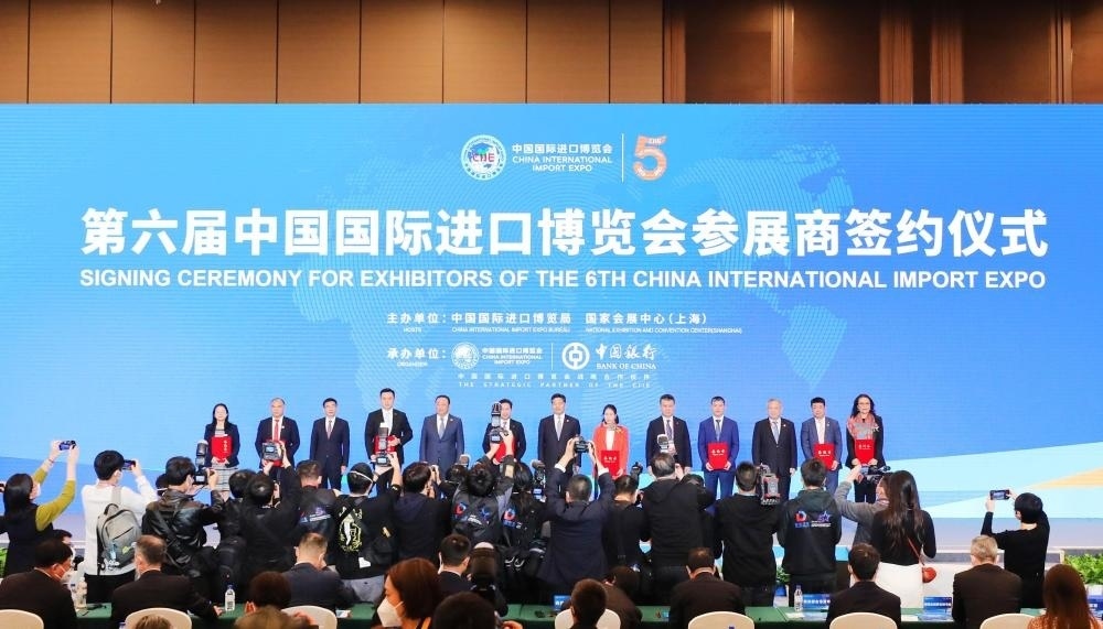 2022年11月6日，2022年中國(guó)國(guó)際進(jìn)口博覽會(huì)參展商聯(lián)盟大會(huì)在上海舉行。這是在大會(huì)期間進(jìn)行的第六屆進(jìn)博會(huì)參展商簽約儀式。新華社記者 方喆 攝