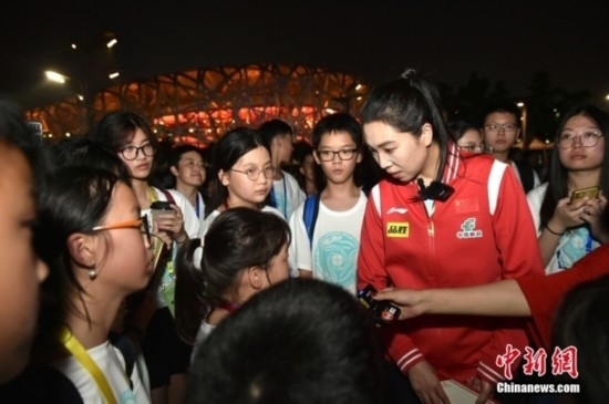 圖為小學(xué)員向李曉霞分享自己運(yùn)動(dòng)經(jīng)歷。<a target='_blank' href='/' ><p align=