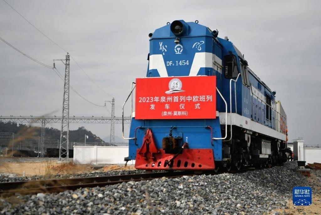 2月3日，中歐班列駛出興泉鐵路黃塘站。當(dāng)日，滿載著55個集裝箱的中歐班列，從位于福建泉州惠安縣的興泉鐵路黃塘站駛出。這是泉州今年開出的首趟中歐班列，也是興泉鐵路開通后的首趟泉州中歐班列。據(jù)了解，此次班列裝載產(chǎn)品主要來自泉州進(jìn)出口企業(yè)，貨重601.4噸，貨值約262.5萬美元。新華社記者 魏培全 攝