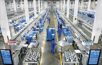 在位于浙江省臺州市的杰克科技股份有限公司，工作人員在裝配車間裝配縫紉機(jī)（2023年3月23日攝）。翁忻旸攝/本刊