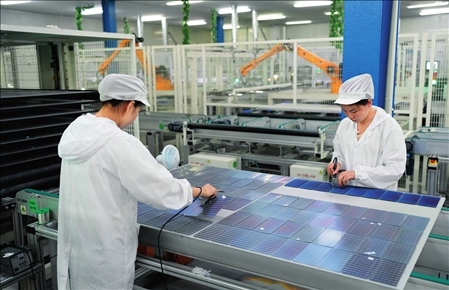 在浙江省臺州市黃巖區(qū)省級專精特新“小巨人”企業(yè)浙江公元新能源科技股份有限公司，工作人員生產(chǎn)太陽能電池組（2023年8月9日攝）。翁忻旸攝/本刊