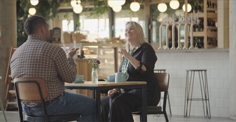 凱茜·瑪格與手語教學(xué)者交流。帕特里克·謝德-西蒙茲攝