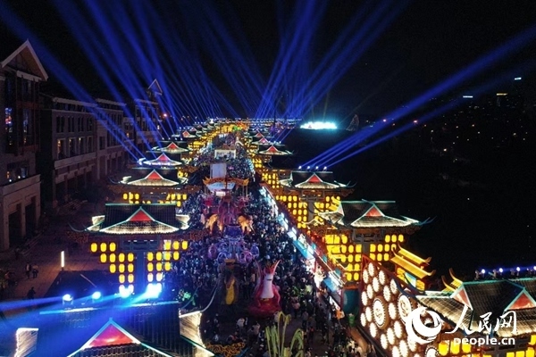 廣西南寧市良慶區(qū)的“南寧之夜”街區(qū)燈火璀璨。人民網(wǎng) 王勇攝