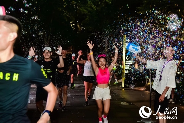 運(yùn)動(dòng)愛好者參加上海外灘楓徑NIKE熒光跑。圖片由BFC外灘金融中心提供